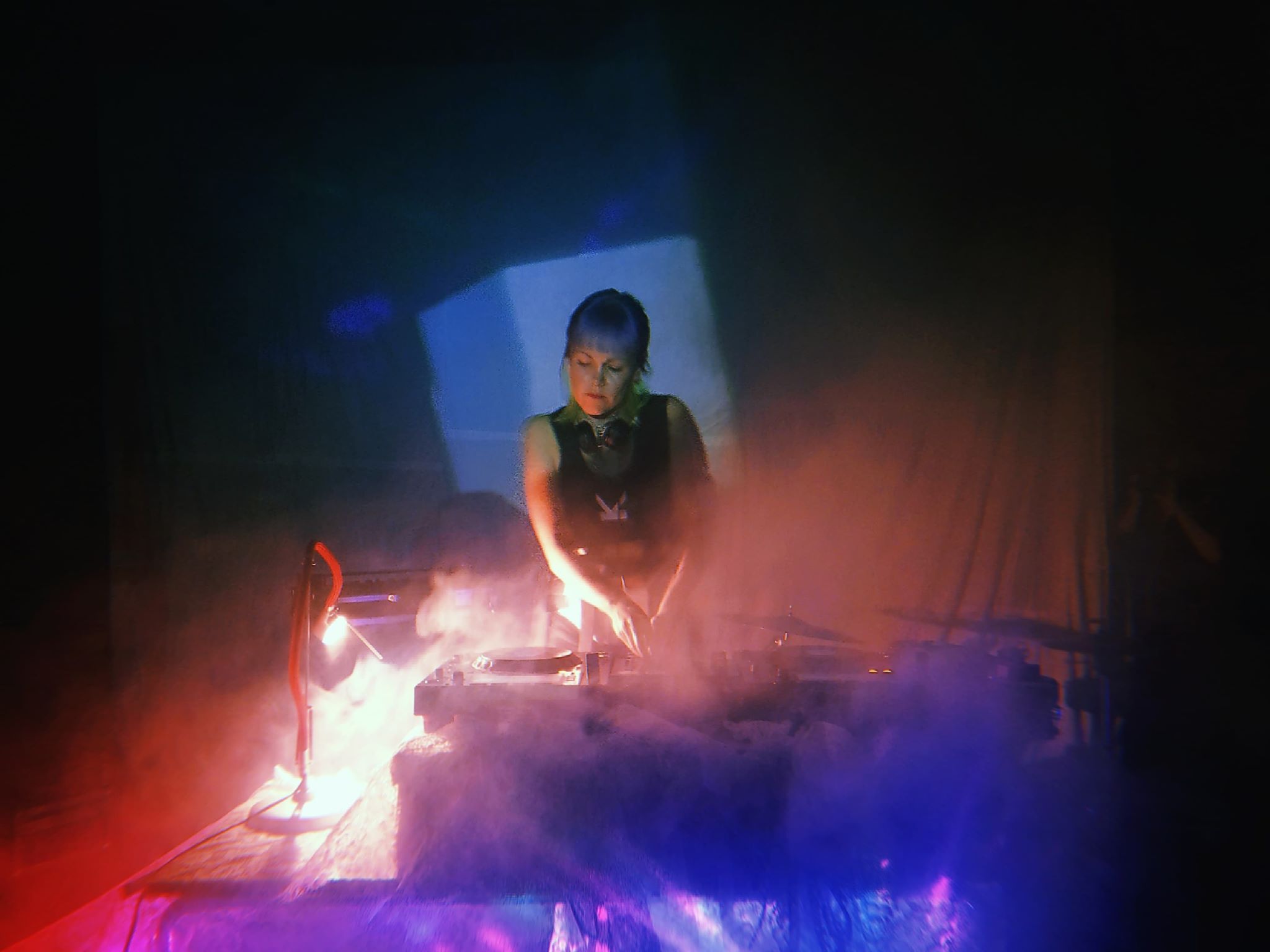 DJ Illyana soittamassa levyjä