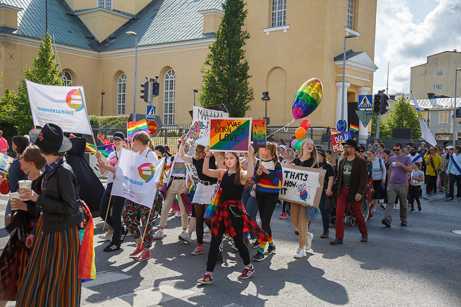 Pridekulkue ohittamassa Oulun tuomikirkkoa.