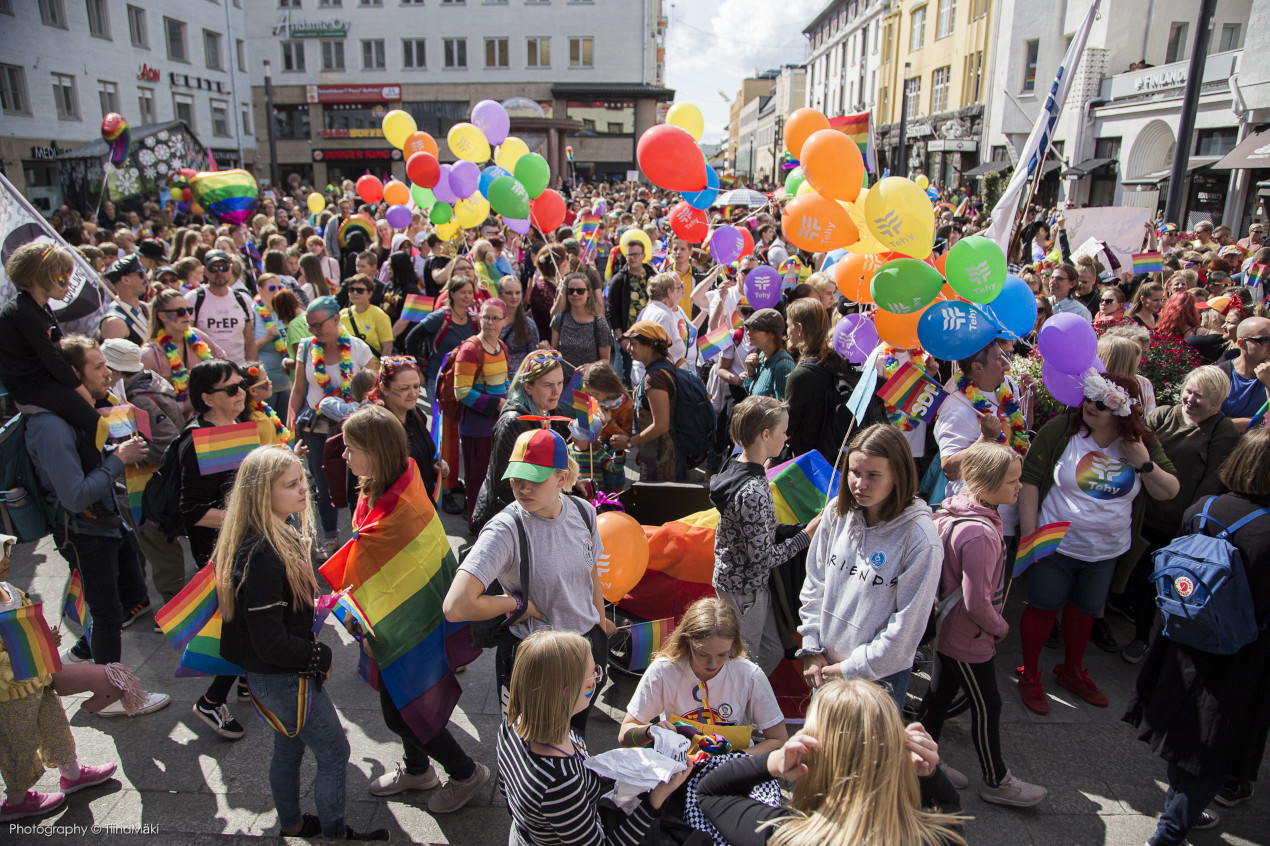 Ihmisiä kerääntyneenä Rotuaarille Oulu Pride 2019 -kulkuetta varten.