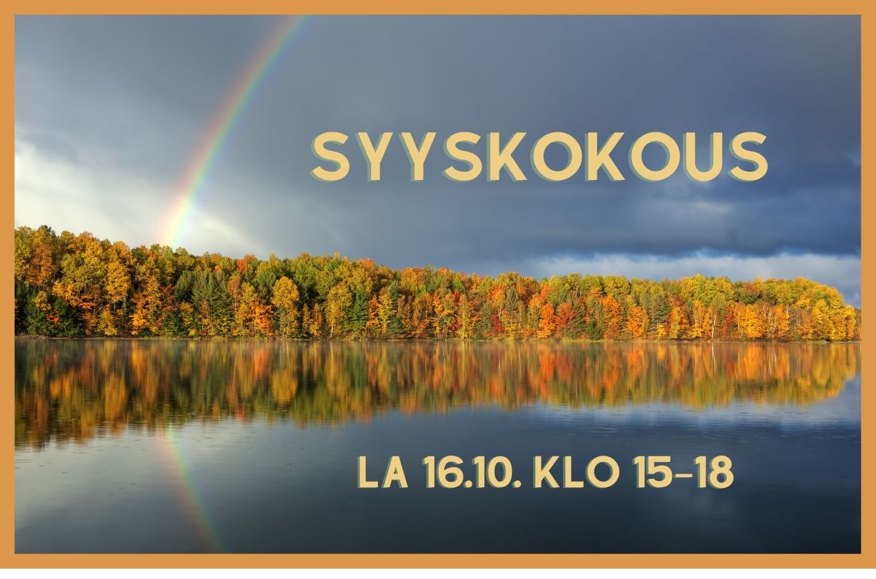 Syyskokous la 16.10 klo 15–18. Taustalla vesistö, jota reunustaa ruskainen metsä, taivaalla sateenkaari.